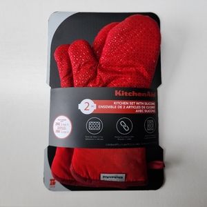 New, KitchenAid Oven Mitts